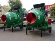 Compact mixer with 350-liter discharge capacity, ideal for small to medium concrete jobs