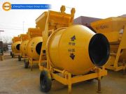 Compact mixer with 350-liter discharge capacity, ideal for small to medium concrete jobs